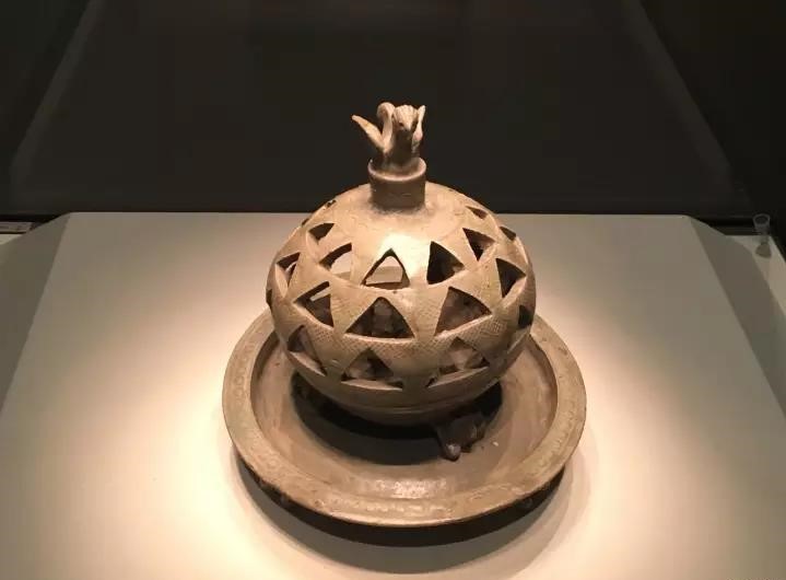 六朝青瓷：中國陶瓷史，一部青瓷史!