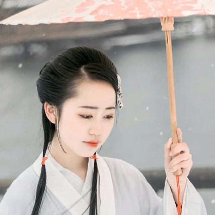 白衣素雪帶傘女生頭像，唯美古風(fēng)真人頭像