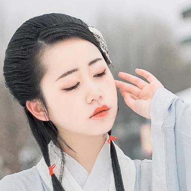 白衣素雪帶傘女生頭像，唯美古風(fēng)真人頭像
