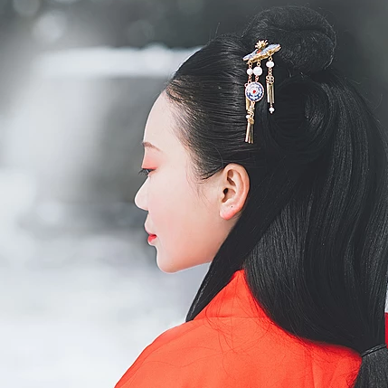 紅梅白雪彈琴女生頭像，唯美古風(fēng)真人頭像