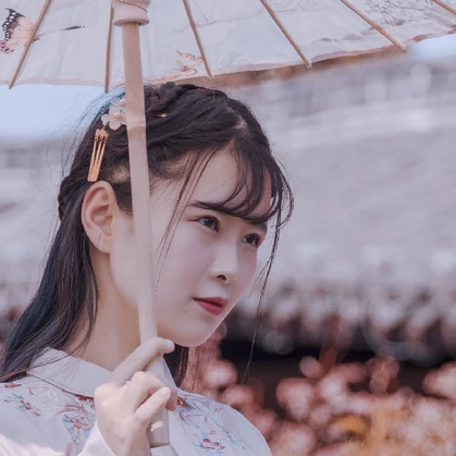 油紙傘下清新文藝女生頭像，唯美古風(fēng)真人頭像