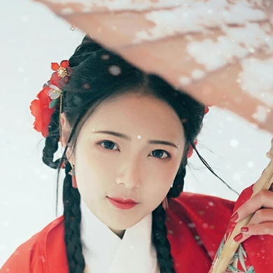 冷艷紅衣白雪女生頭像，唯美古風真人頭像