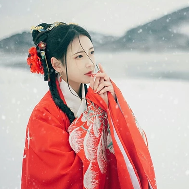 冷艷紅衣白雪女生頭像，唯美古風真人頭像
