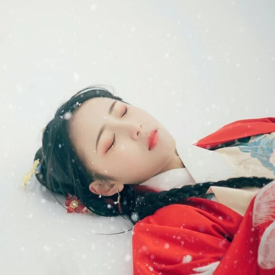 冷艷紅衣白雪女生頭像，唯美古風真人頭像