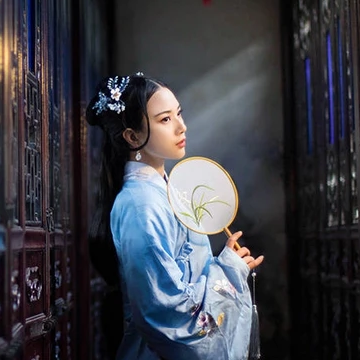 古典藍(lán)衣帶團(tuán)扇女生頭像，唯美古風(fēng)真人頭像