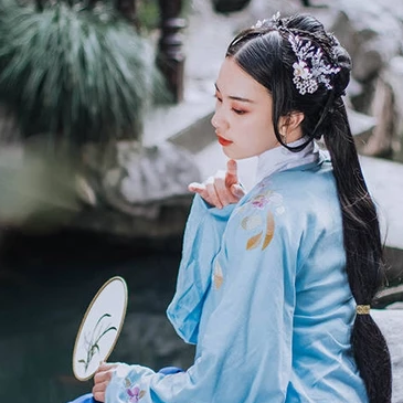 古典藍(lán)衣帶團(tuán)扇女生頭像，唯美古風(fēng)真人頭像