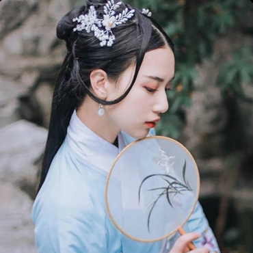 古典藍(lán)衣帶團(tuán)扇女生頭像，唯美古風(fēng)真人頭像