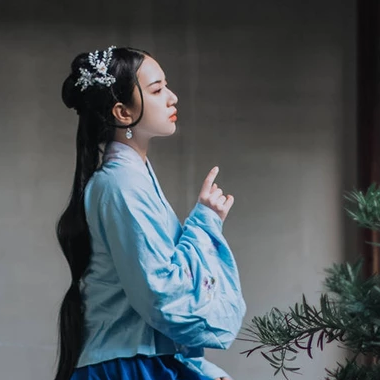 古典藍(lán)衣帶團(tuán)扇女生頭像，唯美古風(fēng)真人頭像