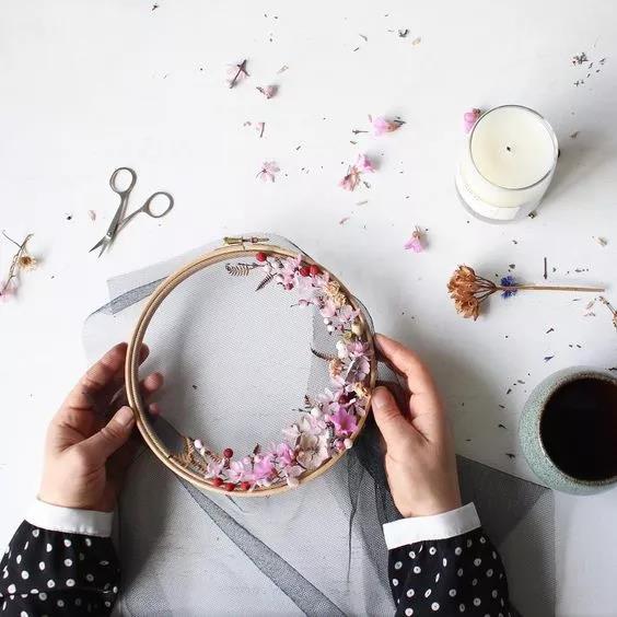 手工刺繡藝術：Olga Prinku 鮮花刺繡