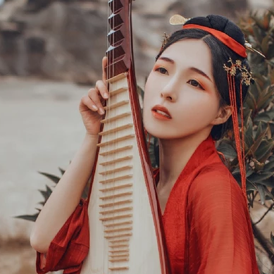 紅裳彈琵琶女生頭像，唯美古風(fēng)真人頭像