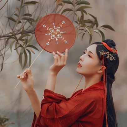 紅裳彈琵琶女生頭像，唯美古風(fēng)真人頭像