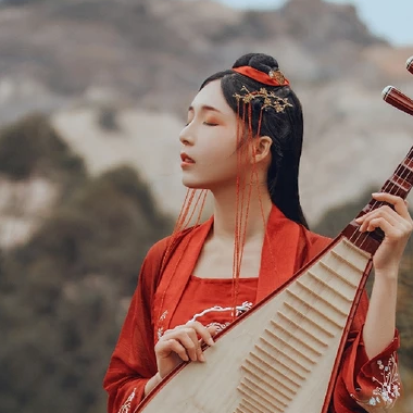 紅裳彈琵琶女生頭像，唯美古風(fēng)真人頭像