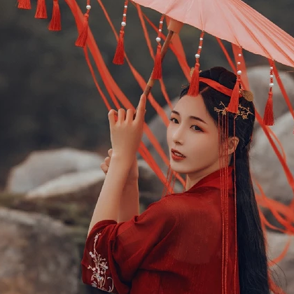紅裳彈琵琶女生頭像，唯美古風(fēng)真人頭像