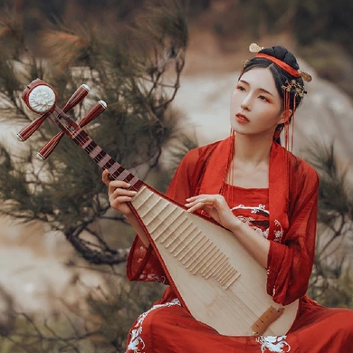 紅裳彈琵琶女生頭像，唯美古風(fēng)真人頭像