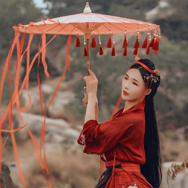 紅裳彈琵琶女生頭像，唯美古風(fēng)真人頭像