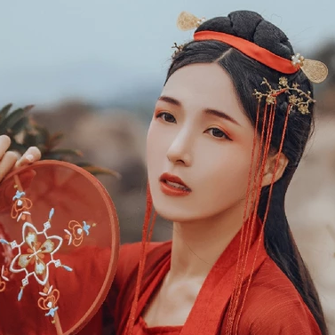 紅裳彈琵琶女生頭像，唯美古風(fēng)真人頭像