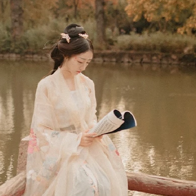 秋葉帶團扇文藝女生頭像，唯美古風真人頭像