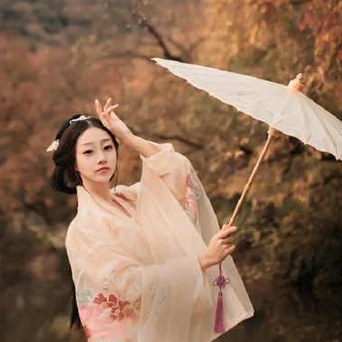 秋葉帶團扇文藝女生頭像，唯美古風真人頭像