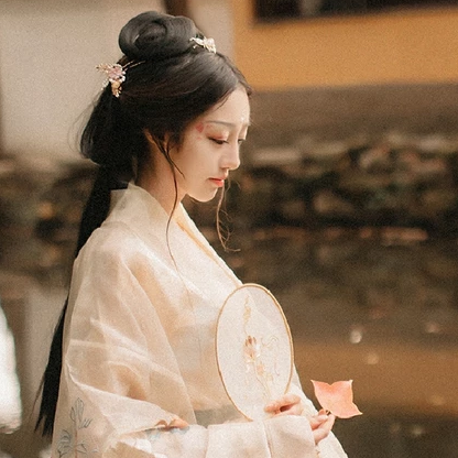 秋葉帶團扇文藝女生頭像，唯美古風真人頭像