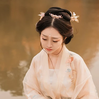 秋葉帶團扇文藝女生頭像，唯美古風真人頭像