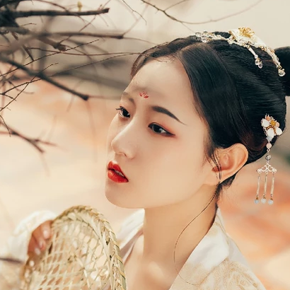 花溪佳人帶團扇女生頭像，唯美古風(fēng)真人頭像