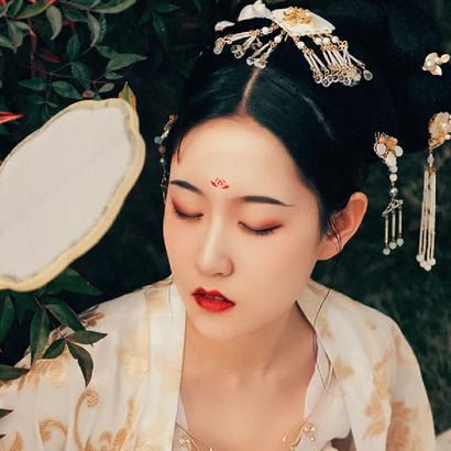 花溪佳人帶團扇女生頭像，唯美古風(fēng)真人頭像