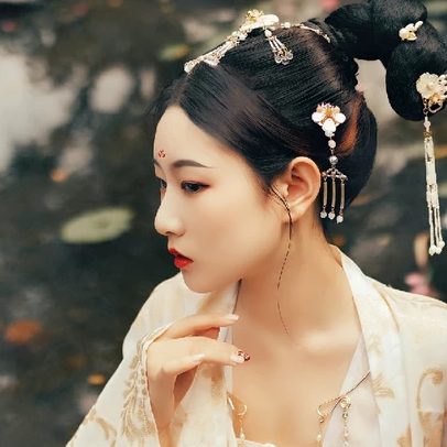 花溪佳人帶團扇女生頭像，唯美古風(fēng)真人頭像