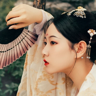 花溪佳人帶團扇女生頭像，唯美古風(fēng)真人頭像