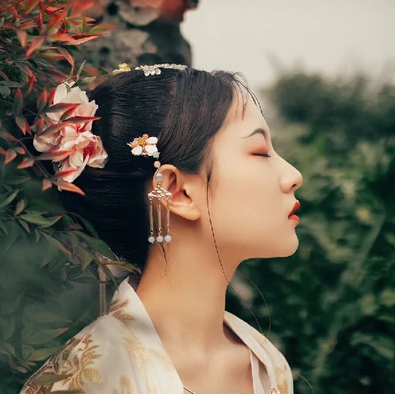 花溪佳人帶團扇女生頭像，唯美古風(fēng)真人頭像