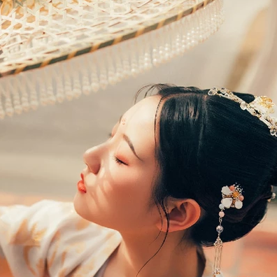 花溪佳人帶團扇女生頭像，唯美古風(fēng)真人頭像