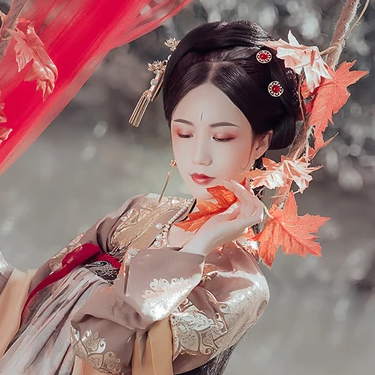 秋千仕女帶團扇女生頭像，唯美古風(fēng)真人頭像