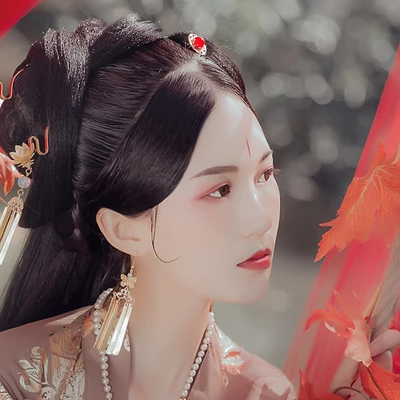 秋千仕女帶團扇女生頭像，唯美古風(fēng)真人頭像