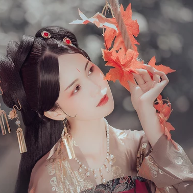 秋千仕女帶團扇女生頭像，唯美古風(fēng)真人頭像