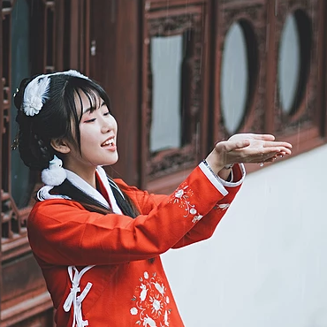 清新文藝紅披風(fēng)女生頭像，唯美古風(fēng)真人頭像