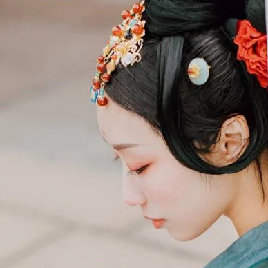 紅妝典雅帶傘團扇女生頭像，唯美古風(fēng)真人頭像