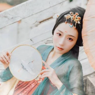 紅妝典雅帶傘團扇女生頭像，唯美古風(fēng)真人頭像
