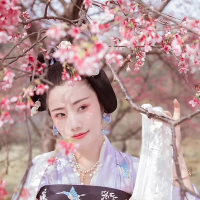 櫻花樹下粉色佳人女生頭像，唯美古風(fēng)真人頭像