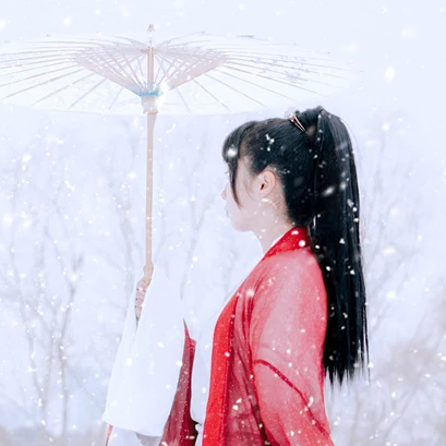 初雪紅衣俠客女生頭像，唯美古風(fēng)真人頭像