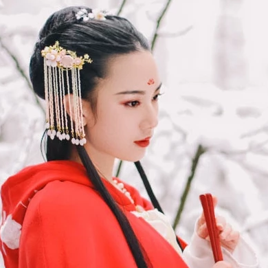 寒雪紅披風女生頭像，唯美古風真人頭像