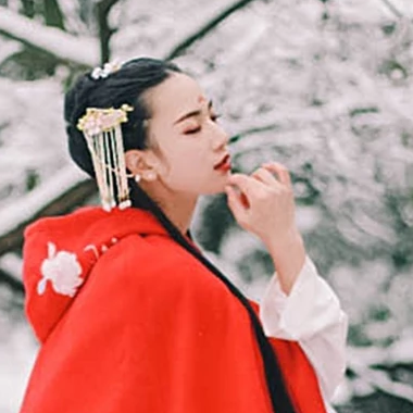 寒雪紅披風女生頭像，唯美古風真人頭像