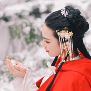 寒雪紅披風女生頭像，唯美古風真人頭像