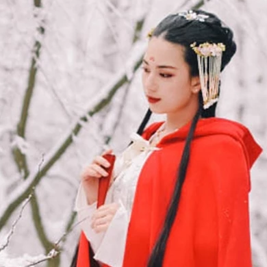寒雪紅披風女生頭像，唯美古風真人頭像
