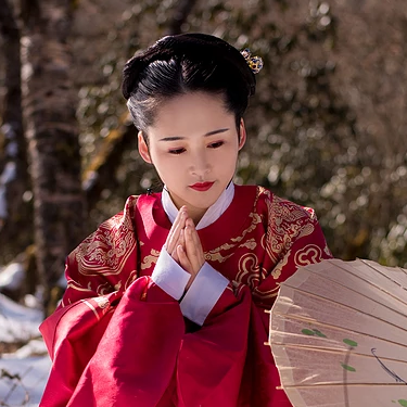 古典紅衣帶傘女生頭像，唯美古風真人頭像