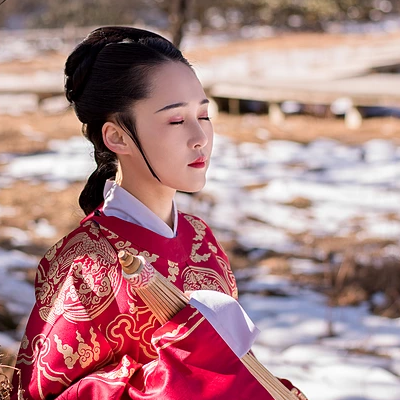 古典紅衣帶傘女生頭像，唯美古風真人頭像