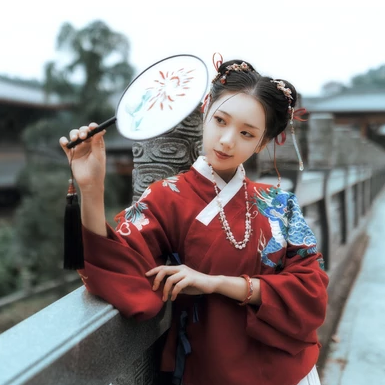 古典紅衣漢服帶團(tuán)扇女生頭像，唯美古風(fēng)頭像