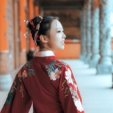 古典紅衣漢服帶團(tuán)扇女生頭像，唯美古風(fēng)頭像