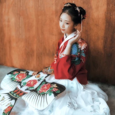 古典紅衣漢服帶團(tuán)扇女生頭像，唯美古風(fēng)頭像