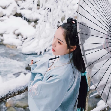 雪地清新閨蜜帶傘頭像，唯美古風(fēng)真人頭像