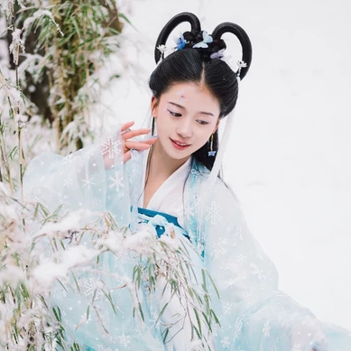 雪地清新閨蜜帶傘頭像，唯美古風(fēng)真人頭像