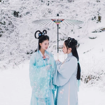 雪地清新閨蜜帶傘頭像，唯美古風(fēng)真人頭像